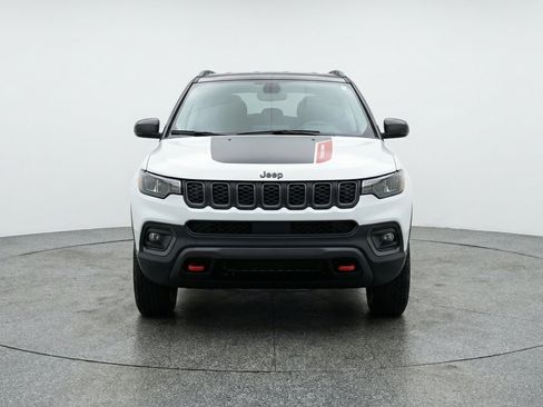 Used 2025 Jeep Compass Trailhawk AWD/4WD image 2