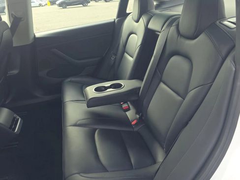 Used 2022 Tesla Model 3 Standard Range image 9