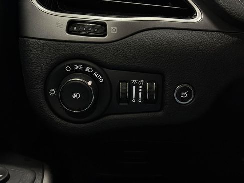 Used 2020 Jeep Cherokee Limited w/ Technology Group FWD image 8