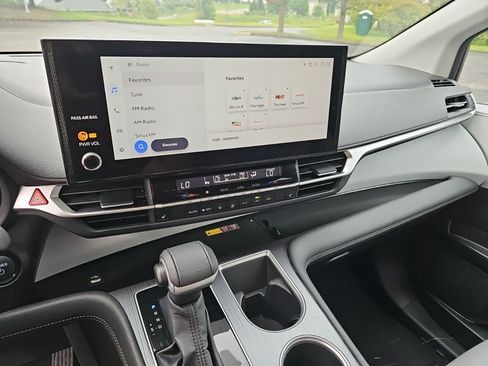 Used 2025 Toyota Sienna XLE FWD image 22