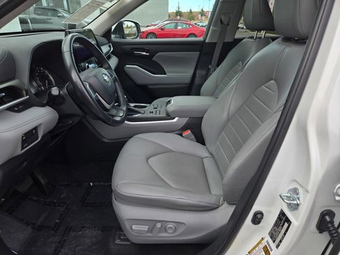 Used 2023 Toyota Highlander XLE AWD/4WD image 16