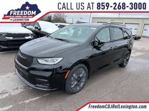 New 2026 Chrysler Pacifica Select image 1