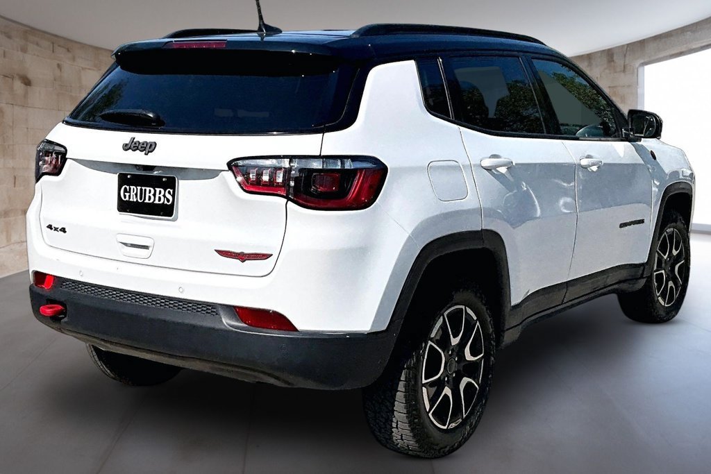 Used 2026 Jeep Compass Trailhawk AWD/4WD image 2