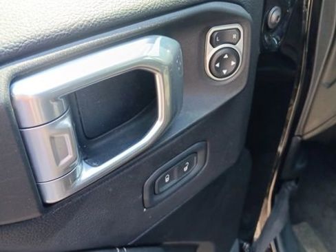 Used 2022 Jeep Wrangler Unlimited Sahara AWD/4WD image 11