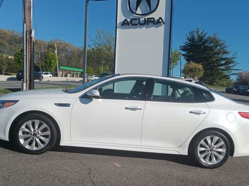 Used 2018 Kia Optima EX w/ Premium Package FWD image 2