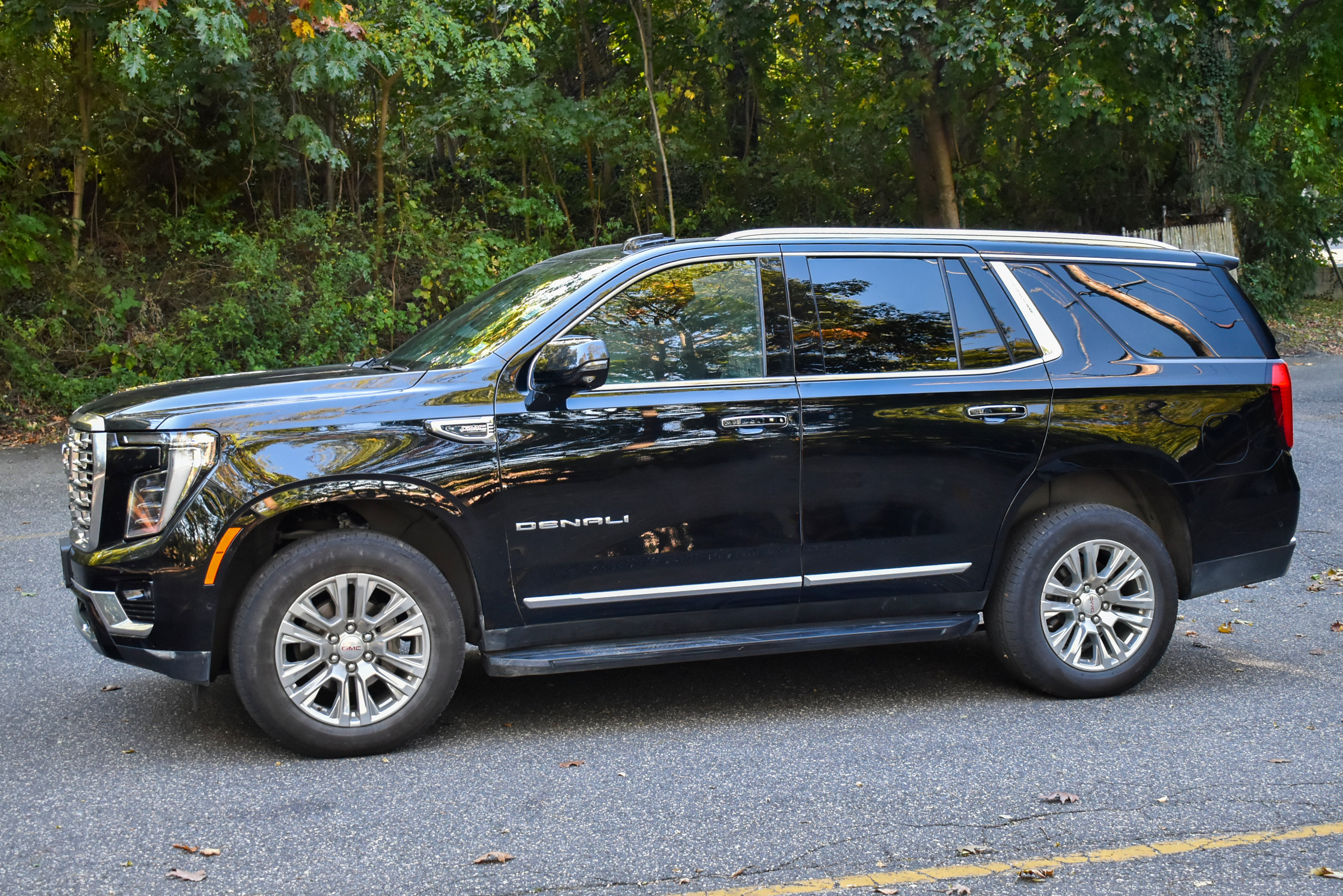 Used 2025 GMC Yukon Denali AWD/4WD image 4