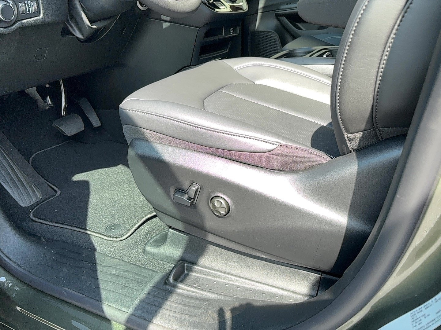 New 2027 Chrysler Pacifica Select AWD/4WD image 25