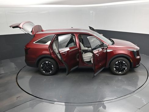 Certified 2025 Kia Sorento S FWD image 18