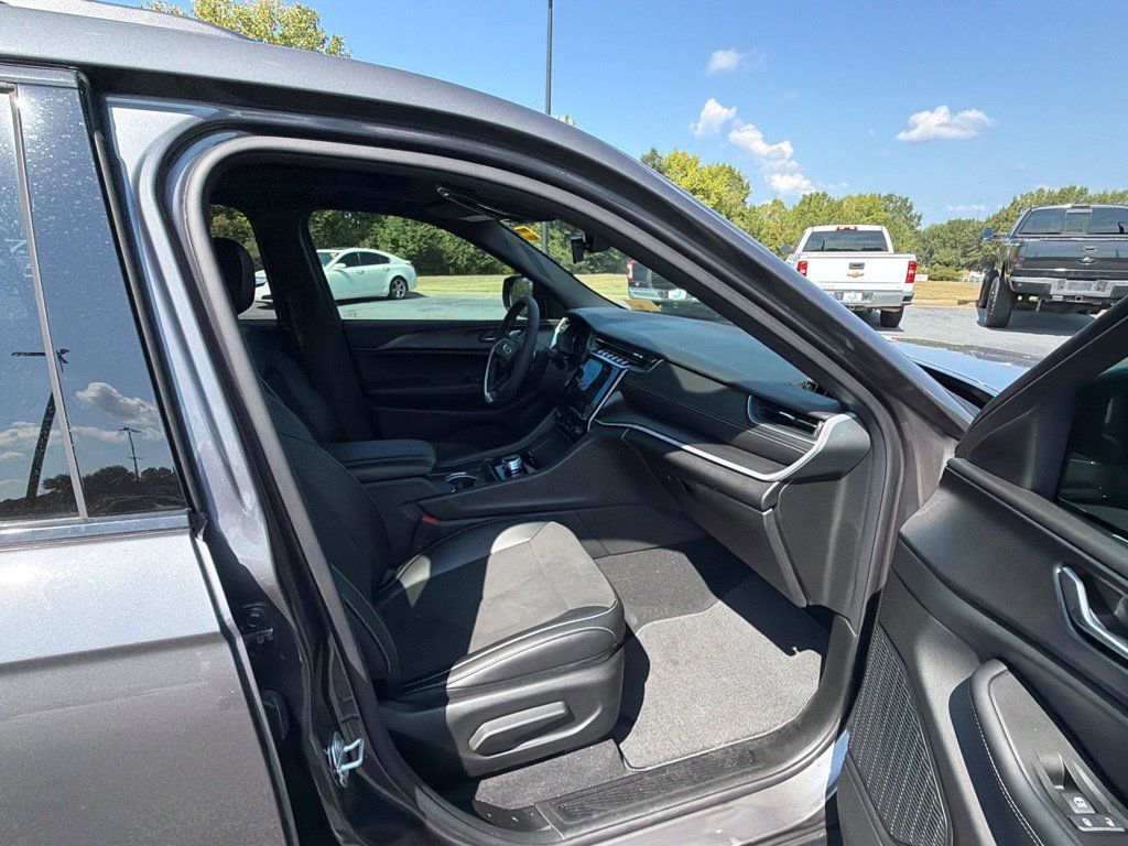 Used 2025 Jeep Grand Cherokee L Altitude AWD/4WD image 17