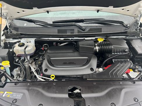 Used 2024 Chrysler Pacifica Touring-L image 34