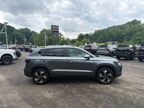 Used 2025 Volkswagen Taos SE AWD/4WD image 2