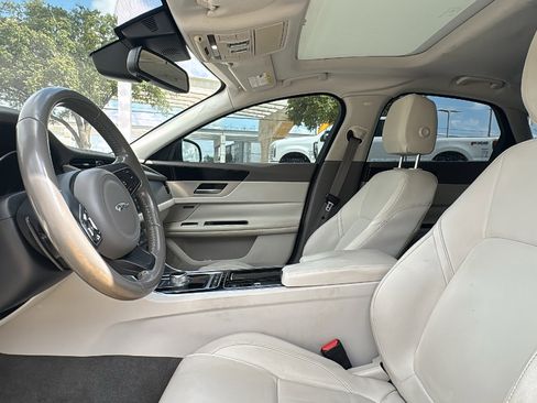Used 2016 Jaguar XF Premium RWD image 9