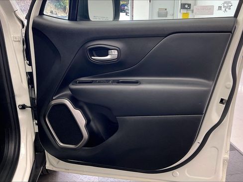 Used 2022 Jeep Renegade Latitude AWD/4WD image 25