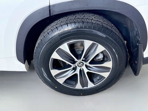 Used 2021 Toyota Highlander XLE AWD/4WD image 31