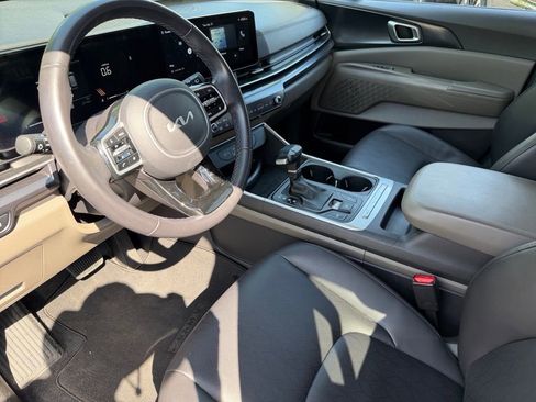 Used 2025 Kia Carnival image 11