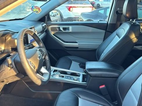 Used 2022 Ford Explorer XLT w/ Equipment Group 202A AWD/4WD image 22