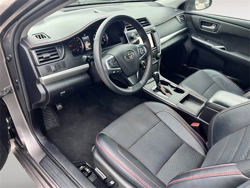 Used 2016 Toyota Camry SE w/ Moonroof Package image 13