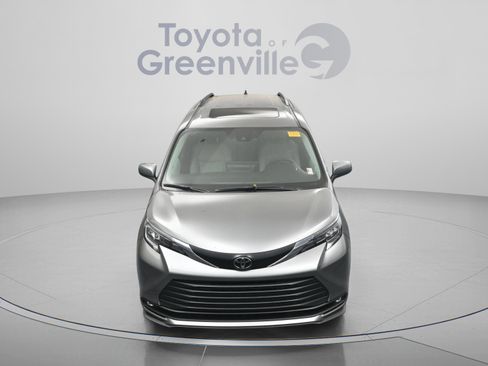 Used 2026 Toyota Sienna XLE FWD image 22