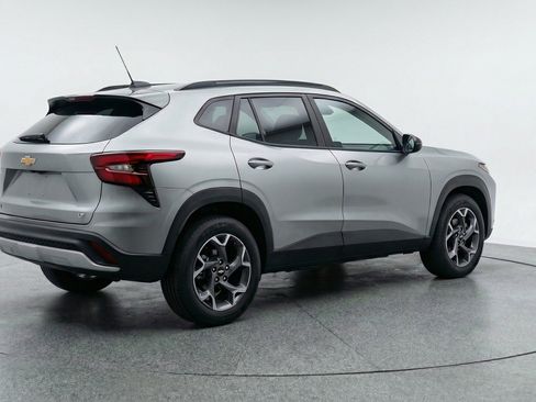 Used 2025 Chevrolet Trax LT w/ LT Convenience Package image 9