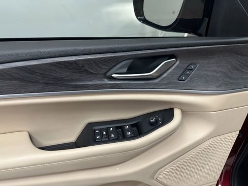 Used 2023 Jeep Grand Cherokee Limited image 12