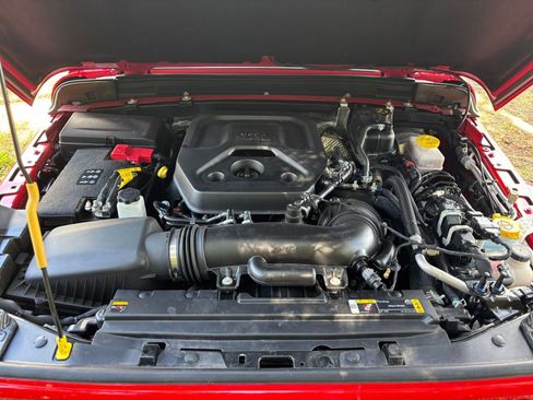 Used 2025 Jeep Wrangler Sahara image 32