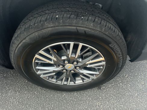 Used 2025 Chevrolet Traverse LT image 6