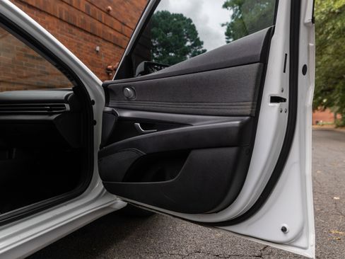 Used 2021 Hyundai Elantra Limited image 32