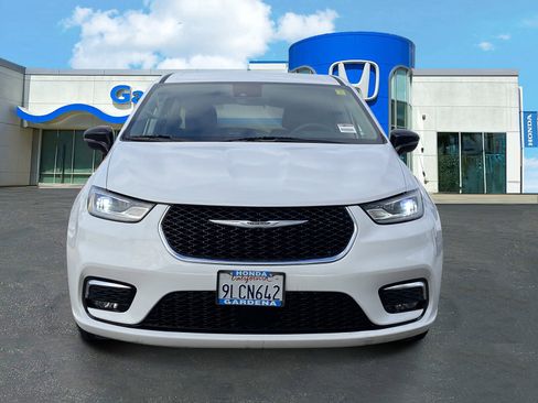 Used 2024 Chrysler Pacifica Select image 2