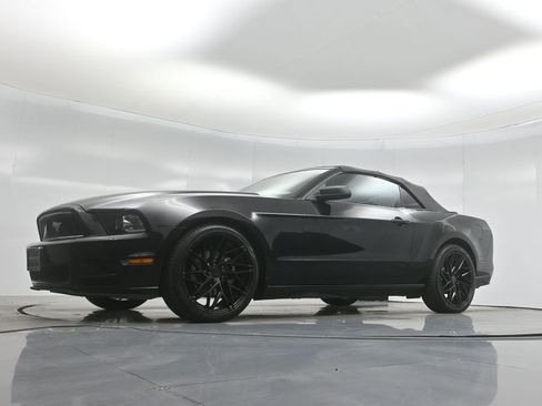 Used 2014 Ford Mustang Convertible w/ Equipment Group 102A image 39