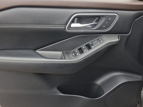 Used 2023 Nissan Rogue Platinum w/ Platinum Premium Package image 12