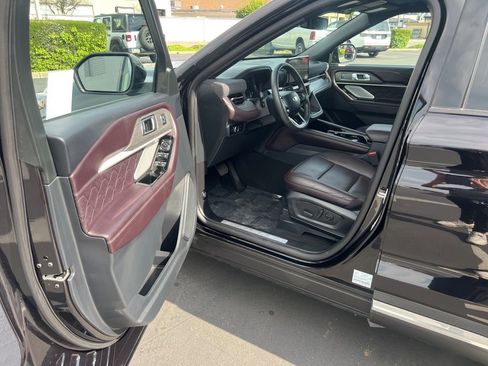 Used 2025 Ford Explorer Platinum w/ LUX Leather Package image 15