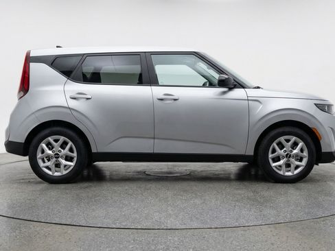 Used 2025 Kia Soul LX w/ LX Technology Package FWD image 11