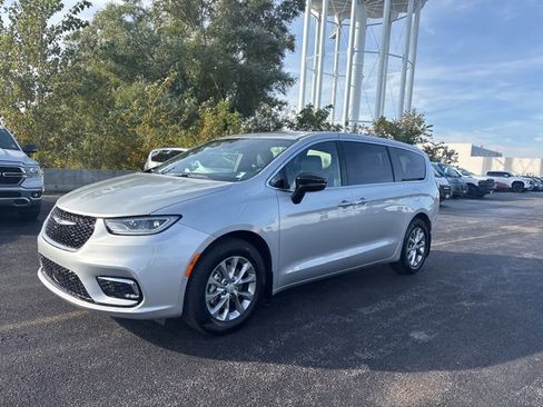 New 2026 Chrysler Pacifica Limited image 1