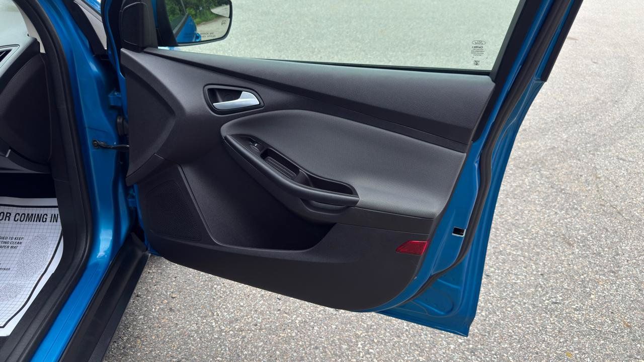 Used 2013 Ford Focus SE w/ SE Winter Pkg FWD image 38