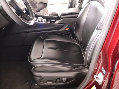 Used 2024 Jeep Grand Cherokee Limited image 12