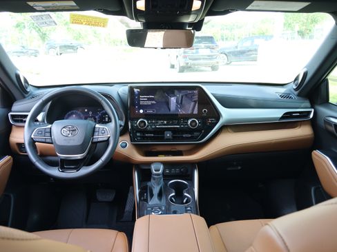 Used 2025 Toyota Highlander Platinum AWD/4WD image 16