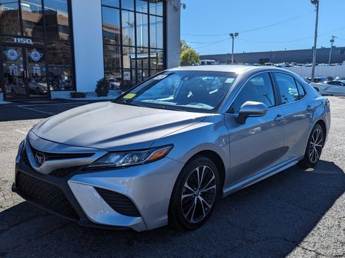 Used 2020 Toyota Camry SE image 2