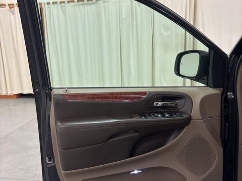 Used 2014 Chrysler Town & Country Touring-L w/ Driver Convenience Group FWD image 16