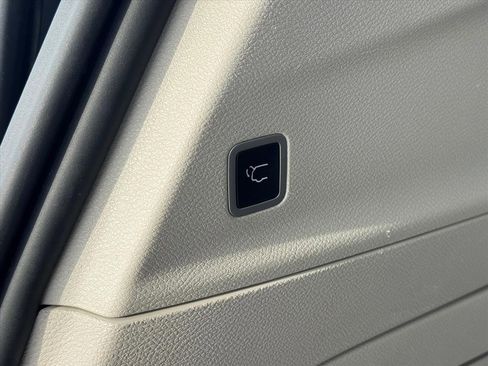 Used 2023 Chrysler Pacifica Touring-L image 6