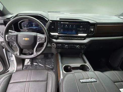 Used 2025 Chevrolet Silverado 2500 High Country w/ Technology Package AWD/4WD image 16