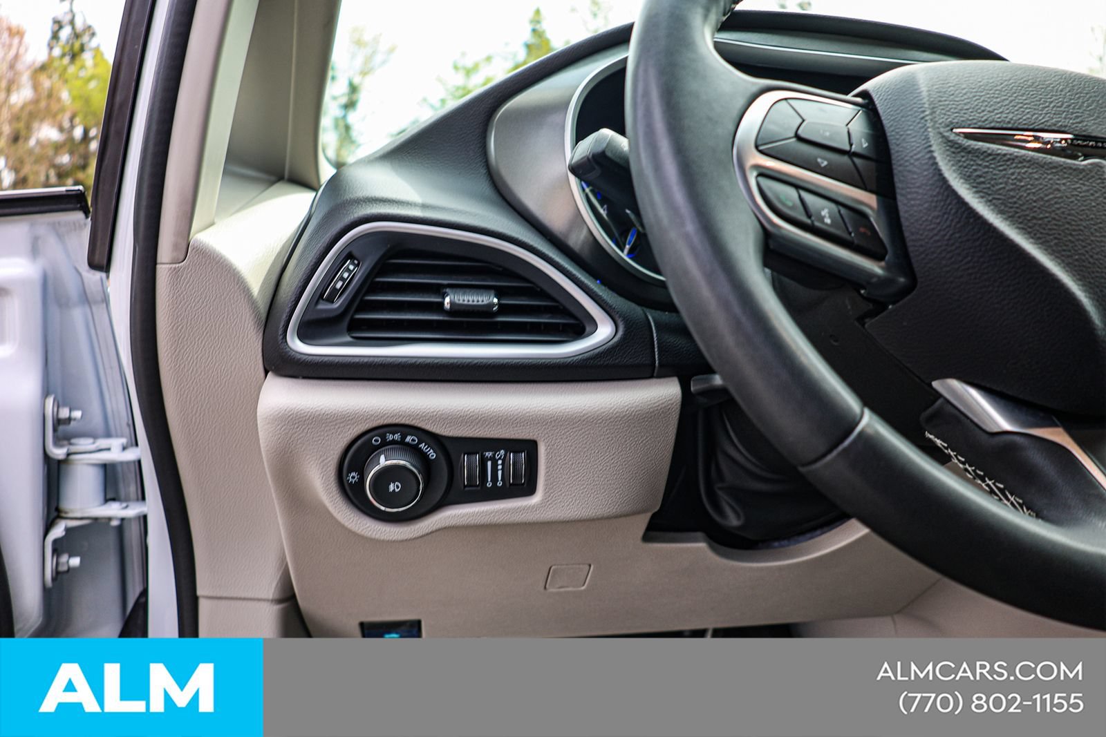 Used 2024 Chrysler Pacifica Touring-L FWD image 21