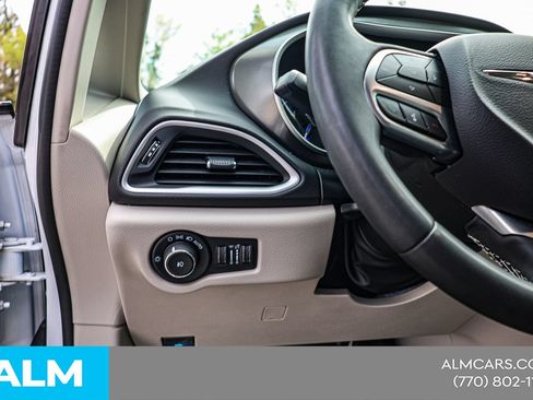 Used 2024 Chrysler Pacifica Touring-L FWD image 21
