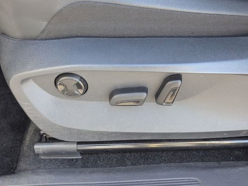 Used 2024 Volkswagen Tiguan SE image 16