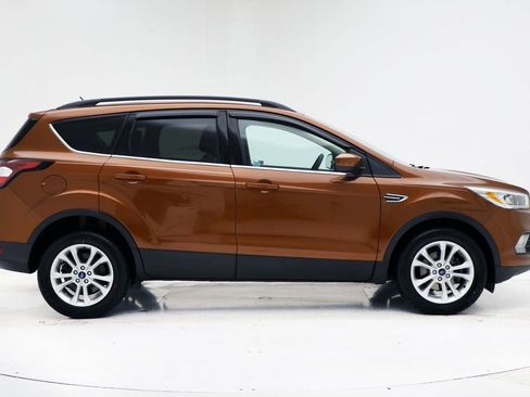 Used 2017 Ford Escape SE w/ Equipment Group 201A image 3