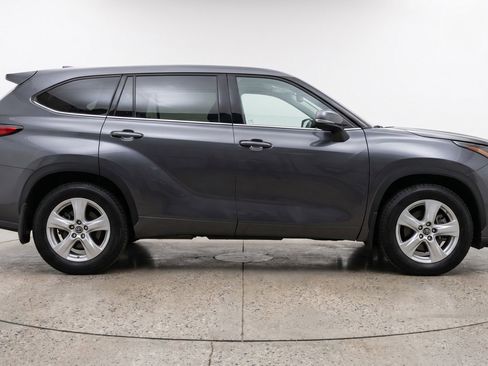 Used 2025 Toyota Highlander LE FWD image 11