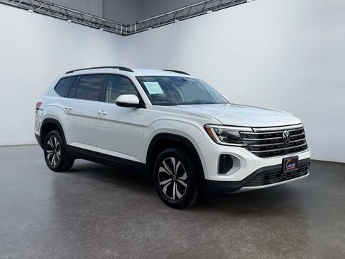 Used 2024 Volkswagen Atlas SE image 3