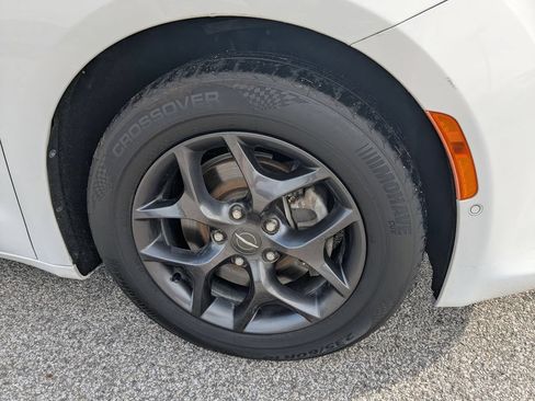 Used 2020 Chrysler Pacifica Touring-L Plus FWD image 22