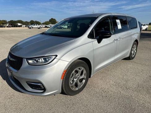 Used 2024 Chrysler Pacifica Limited FWD image 1