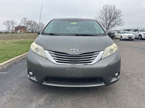 Used 2012 Toyota Sienna XLE image 2