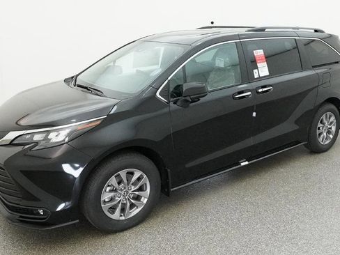 New 2026 Toyota Sienna XLE FWD image 1